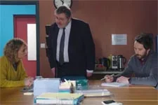 Coralie se prend la tête avec un collègue lorsqu?elle défend Antoine (Clara)