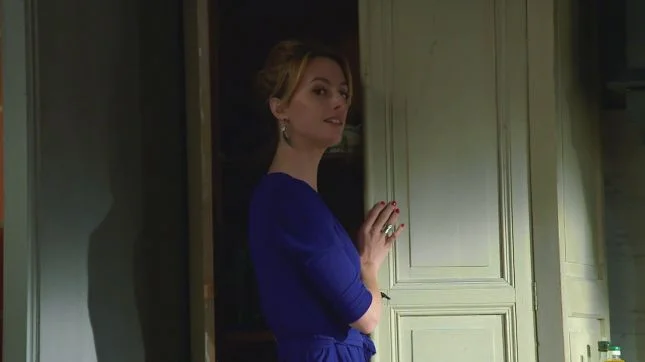 Coralie sublime en robe bleue ! look du jour