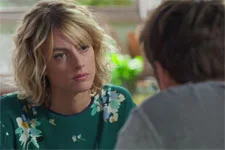 Coralie supplie Théo de l?oublier !