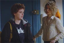 Découragé, Antoine cherche du réconfort auprès de Coralie et Théo