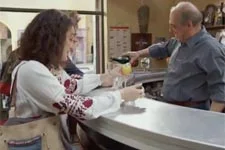 Découvrez la réaction de Roland qui apprend l?arrivée du bébé d?Emma et Baptiste