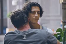 Eddy reste froid avec son père qui s’excuse de le tabasser !