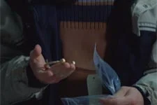 Elias récupère le bracelet de Barbara !