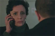 Elsa apprend que l’assassin de son frère travaille aux pompes funèbres !