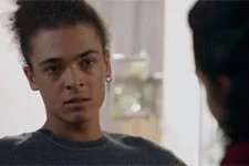 Emma avoue à Baptiste avoir récupéré son dossier au foyer