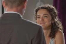 Emma coache Vincent en rendant son style pour décontracté