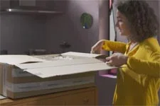 Emma est touchée par la jolie attention de Baptiste