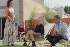 Emma fait des remarques à Céline sur son style trop soigné