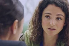 Emma fait part de son idée à Claudia !