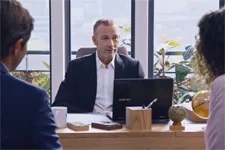 Emma n?est pas convaincue par le discours d?Edouard Clay !