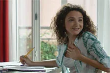 Emma ne se laisse pas déconcentrer par Kévin