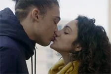 Emma tente de faire comprendre à Baptiste qu?il ne peut pas sauver Alpha