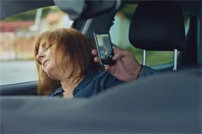 Eric prend Blanche en photo pendant leur planque !