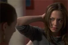 Estelle apprend à Johanna qu?elle a un trou dans les cheveux !