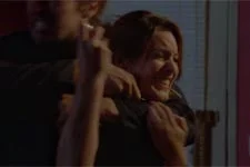 Estelle parvient à échapper à Mathieu !