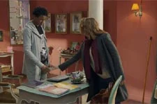 Estelle : Sa réaction en voyant Issa piquer dans la caisse du salon !