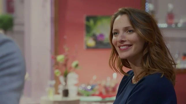 Estelle, so chic en combi bleue ! look du jour