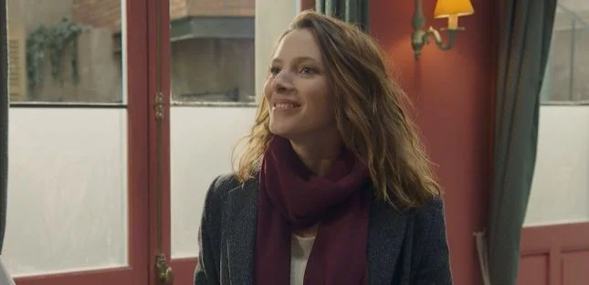 Estelle, sublime en pull blanc ! look du jour