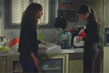 Estelle tente de faire comprendre à Sabrina que Maxime est un charlatan !