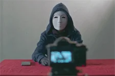 Eugénie fait son mea culpa, masquée, sur son site !