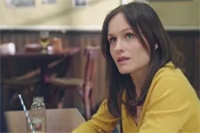 Eugénie propose à Vincent de témoigner dans Massilia News