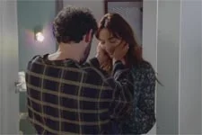 Francesco tente de rassurer Delphine qui ne va pas très bien