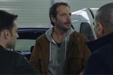 Franck fait face à de nouveaux vigiles