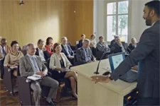 Gabriel se met à bégayer en pleine présentation de projet !