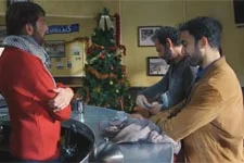 Gabriel trouve que c?est une mauvaise idée d?offrir un pull à Franck