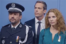 Hadrien remet une médaille à Léa et Jean-Paul !