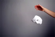 INDISCRÉTION : GROS REBONDISSEMENT ! En réalité, la TATOUEUSE MASQUÉE est… ? RÉPONSE-ICI !