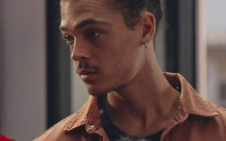 Indiscrétion : Laëtitia offre des roses rouges à Baptiste...