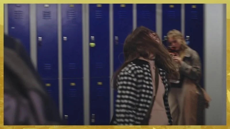 Indiscrétion : Lola s'enchaîne à Rochat au lycée