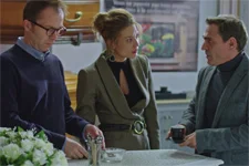 Jade tente de monter les employés des pompes funèbres contre Elsa !