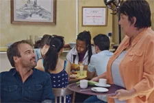 Jean-Paul est dégoûté de voir que Claire et Thomas font confiance à Hadrien