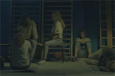 Jean-Paul raconte des anecdotes aux survivants pour qu’ils gardent le moral