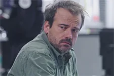 Jean-Paul remarque qu’Ariane lui cache quelque chose !