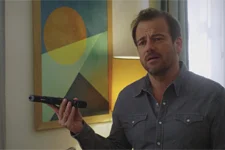 Jean-Paul trouve une arme chez Irina et comprend qu’elle souhaite tuer Pavel !