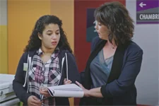 Jeanne apprend à Mila que son stage est terminé