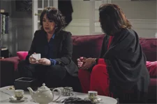 Jeanne constate, effondrée, le vol de sa broche de famille !