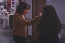 Jeanne secoue Mila qui n’a pas envie de travailler !