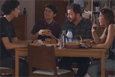 Jérôme est aux petits soins pour Eddy