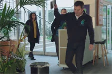 Jérôme jette son carnet de croquis sous les yeux de Vincent !