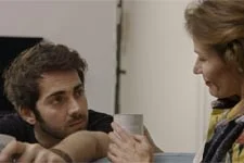 Julien interroge sa mère pour savoir qui étaient les hommes de sa vie