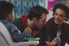 Kévin confie à Baptiste être super heureux à l’idée de devenir père !