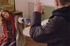 Kévin loge Jenny à l?hôtel avec son argent !