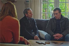 Kévin reprend l’enquête à zéro et questionne les Fréjean sur les rapports qu’entretenait leur fils avec Millard