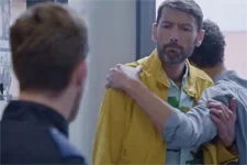 Kévin révèle à Baptiste qu?Emma reste au commissariat !