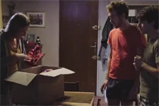 Laetitia, Kévin et Tom gardent des affaires de Jérôme en souvenir