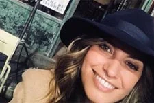 Laetitia Milot (Mélanie) enceinte et radieuse sur le tournage de PBLV